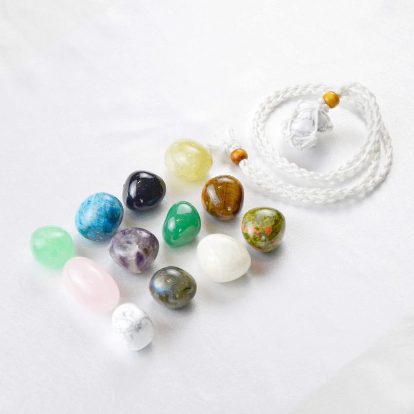 Kamień Howlit na białym sznurku.jpg