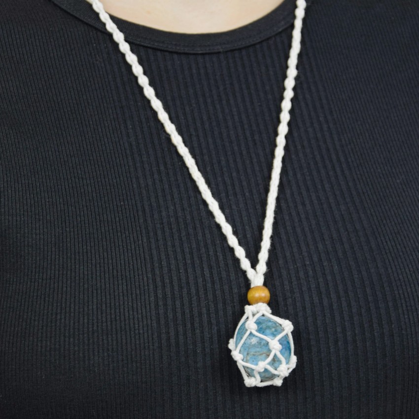 Kamień Apatyt na białym sznurku__.jpg