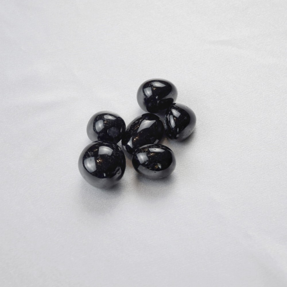 Kamień Turmalin na białym sznurku_.jpg