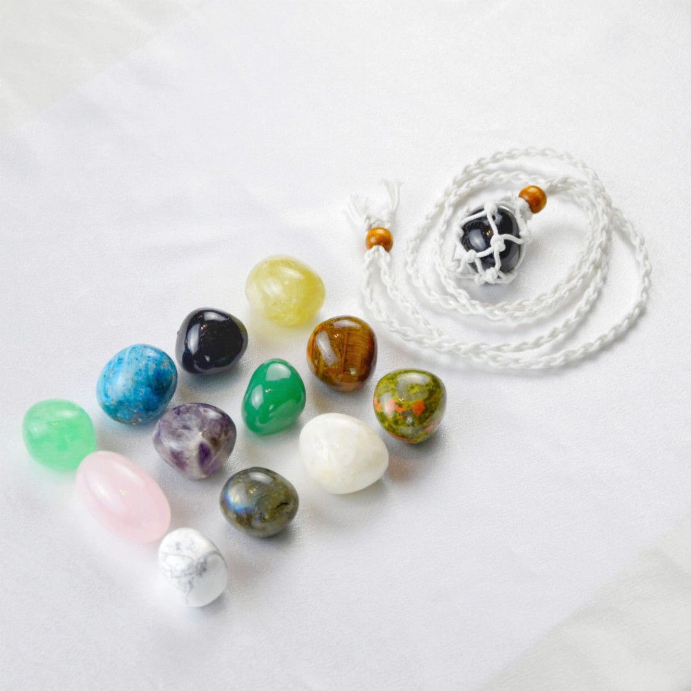 Kamień Turmalin na białym sznurku.jpg