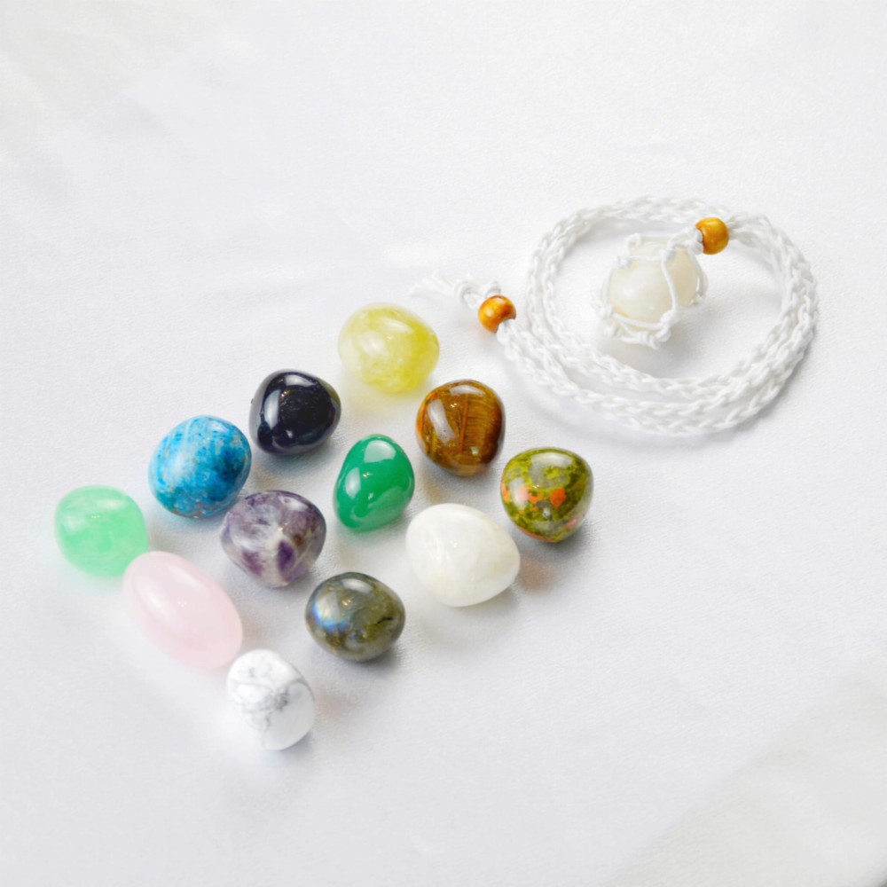 Kamień Księżycowy na białym sznurku.jpg