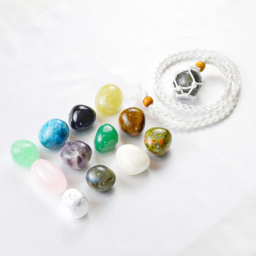 Kamień Labradoryt na białym sznurku.jpg