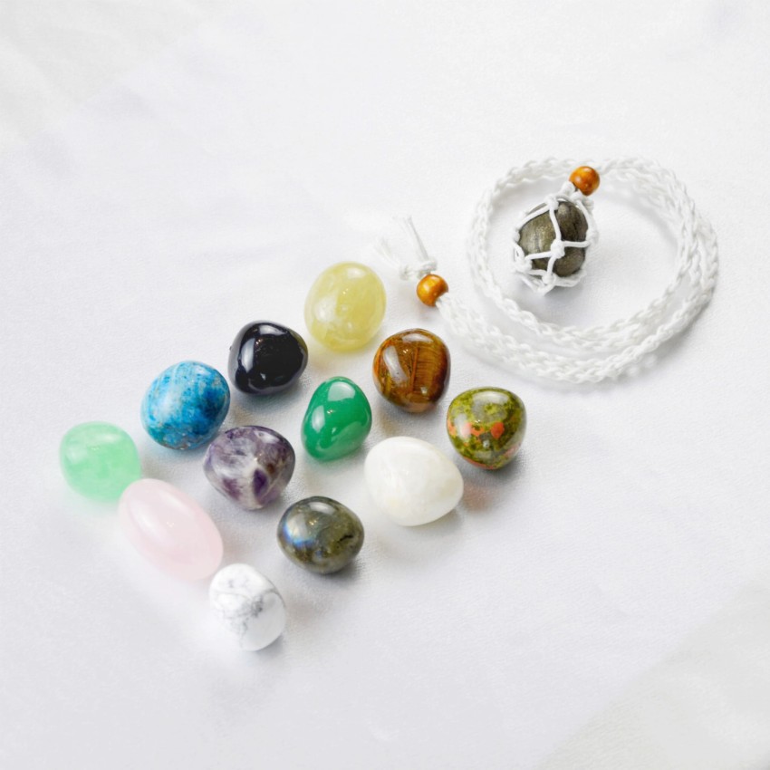 Kamień Piryt na białym sznurku.jpg