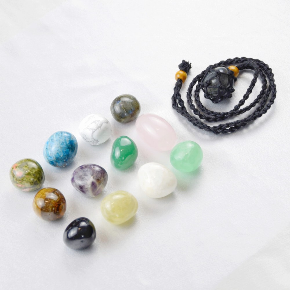 Kamień Labradoryt na czarnym sznurku.jpg