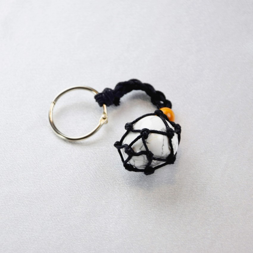 Brelok z naturalnym kamieniem Howlit na sznurku