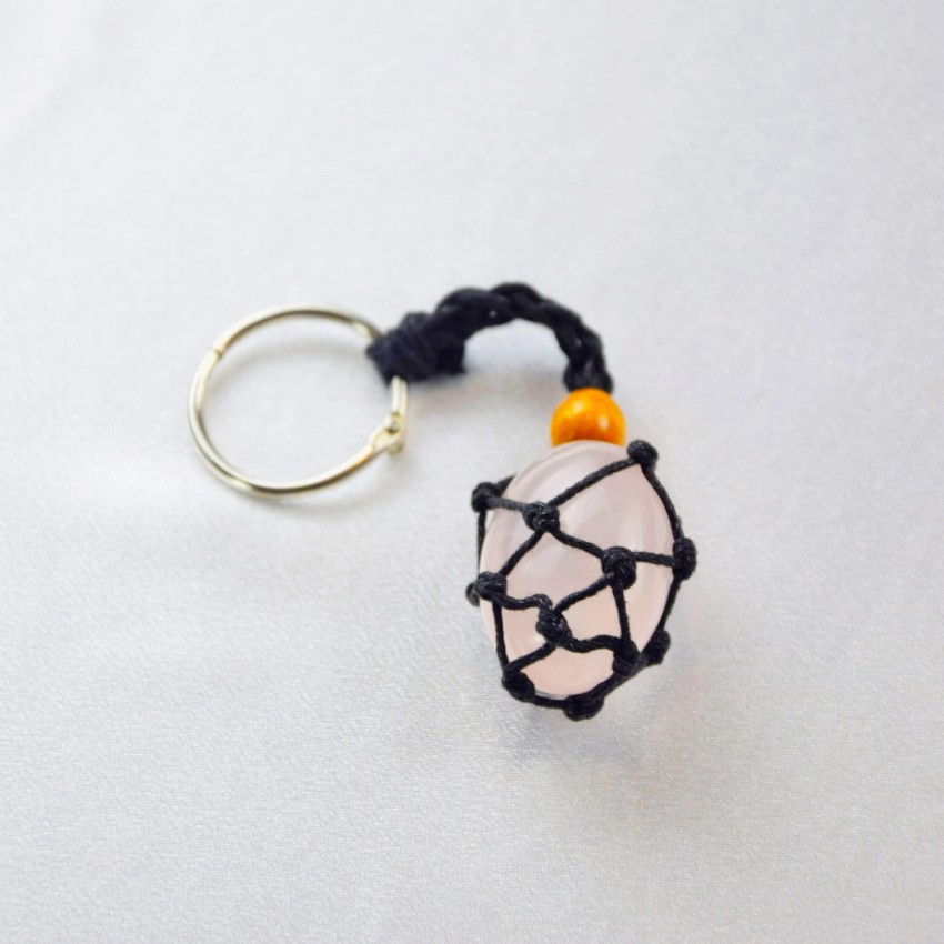 Brelok z naturalnym kamieniem Różowy Kwarc na sznurku