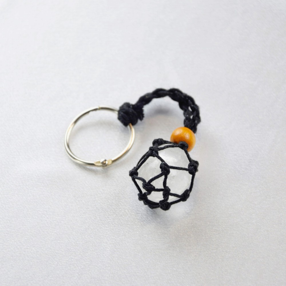 Brelok z naturalnym kamieniem Kryształ Górski na sznurku