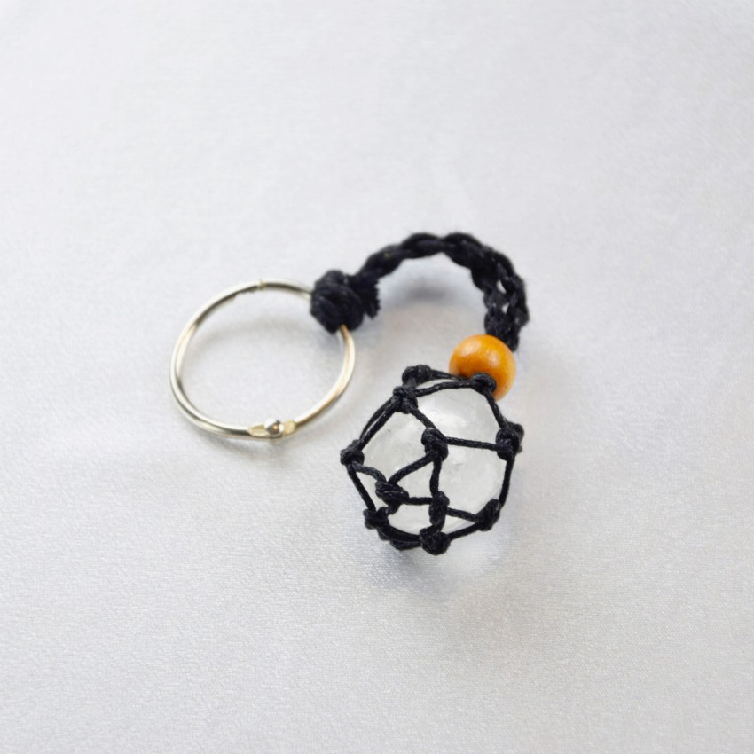 Brelok z naturalnym kamieniem Kryształ Górski na sznurku