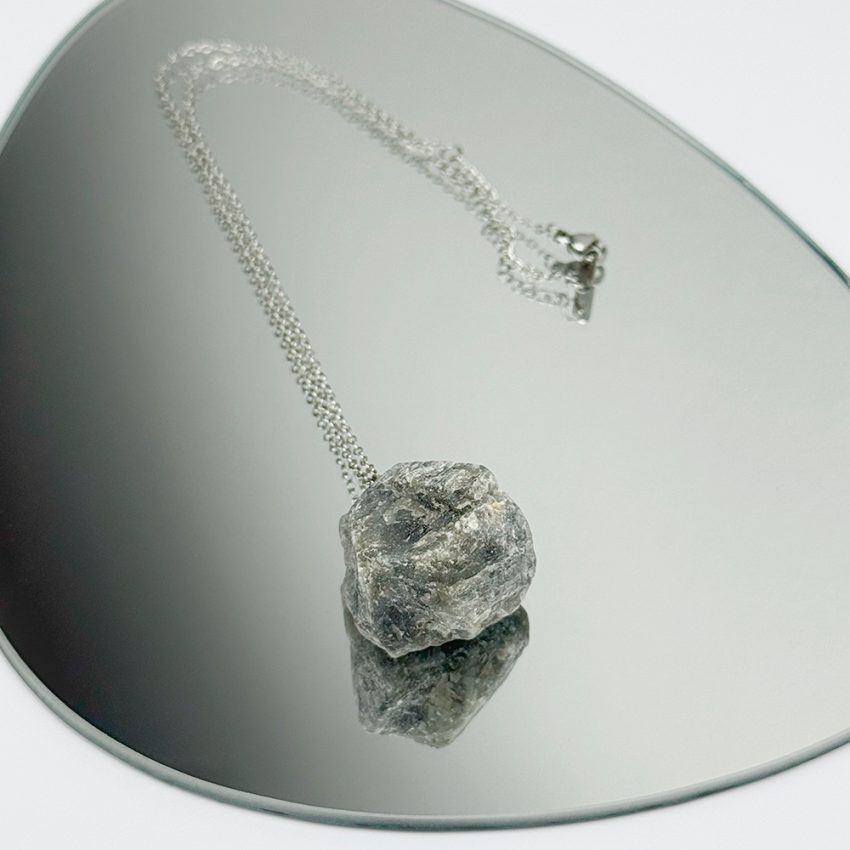 Surowy kamien Labradoryt na łańcuszku