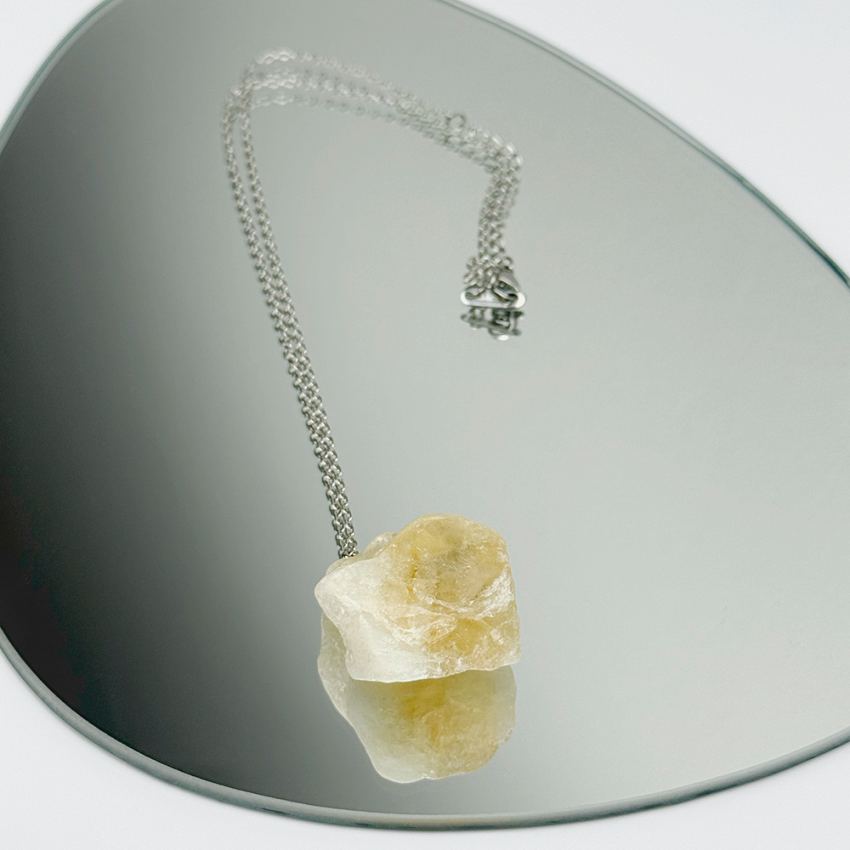 Surowy kamien Cytryn na łańcuszku