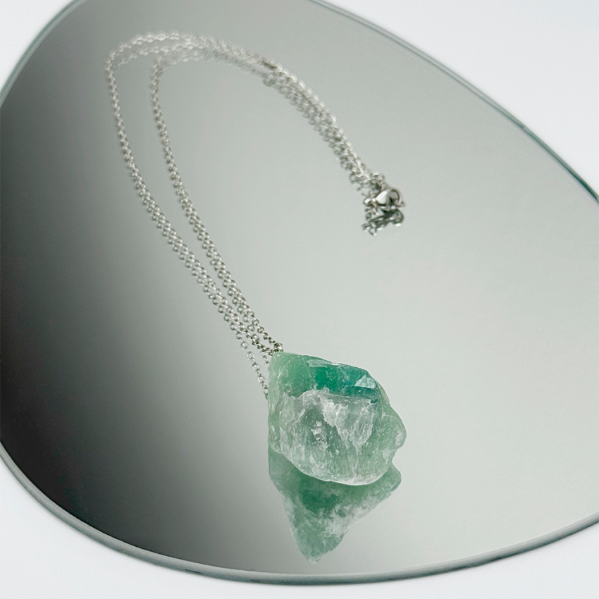 Surowy kamien Fluoryt na łańcuszku _.png