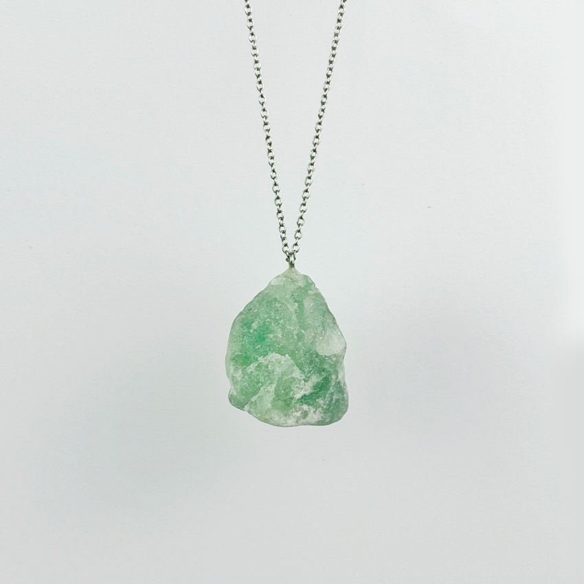 Surowy kamien Fluoryt na łańcuszku.png