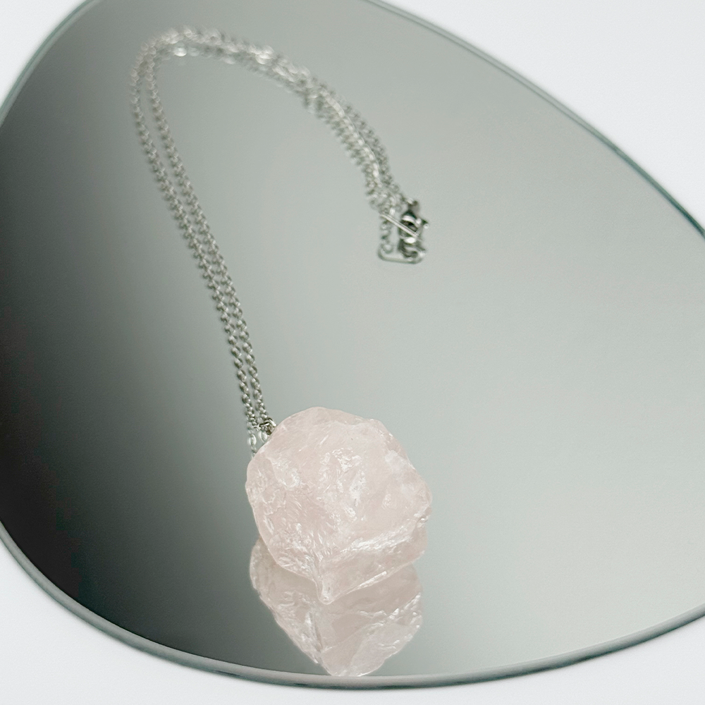 Surowy kamien Różowy Kwarc na łańcuszku