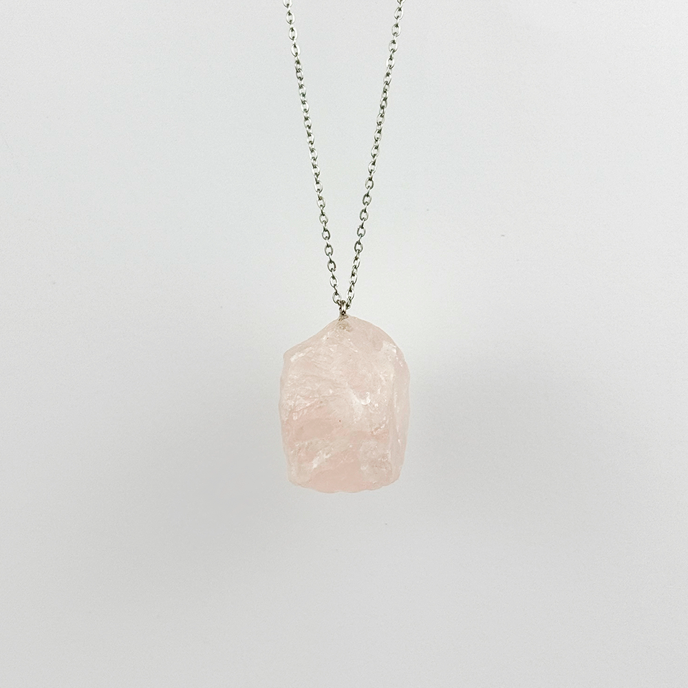 Surowy kamien Różowy Kwarc na łańcuszku
