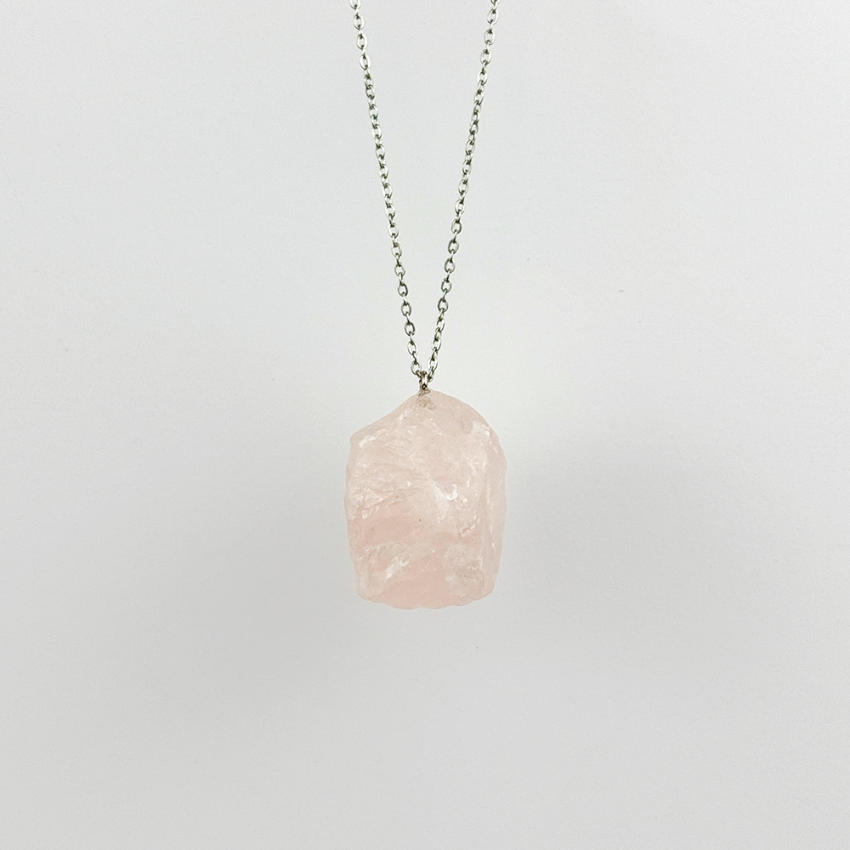 Surowy kamien Różowy Kwarc na łańcuszku