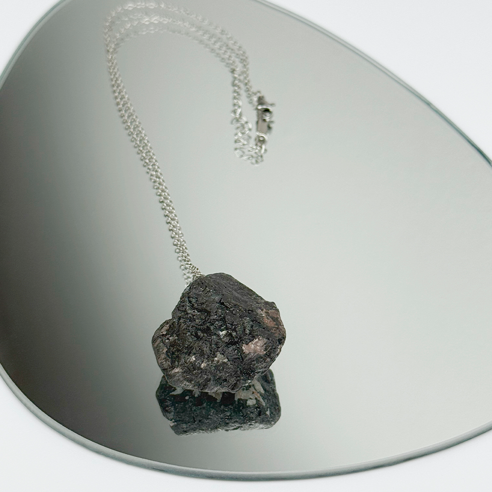 Surowy kamien Turmalin na łańcuszku _.png