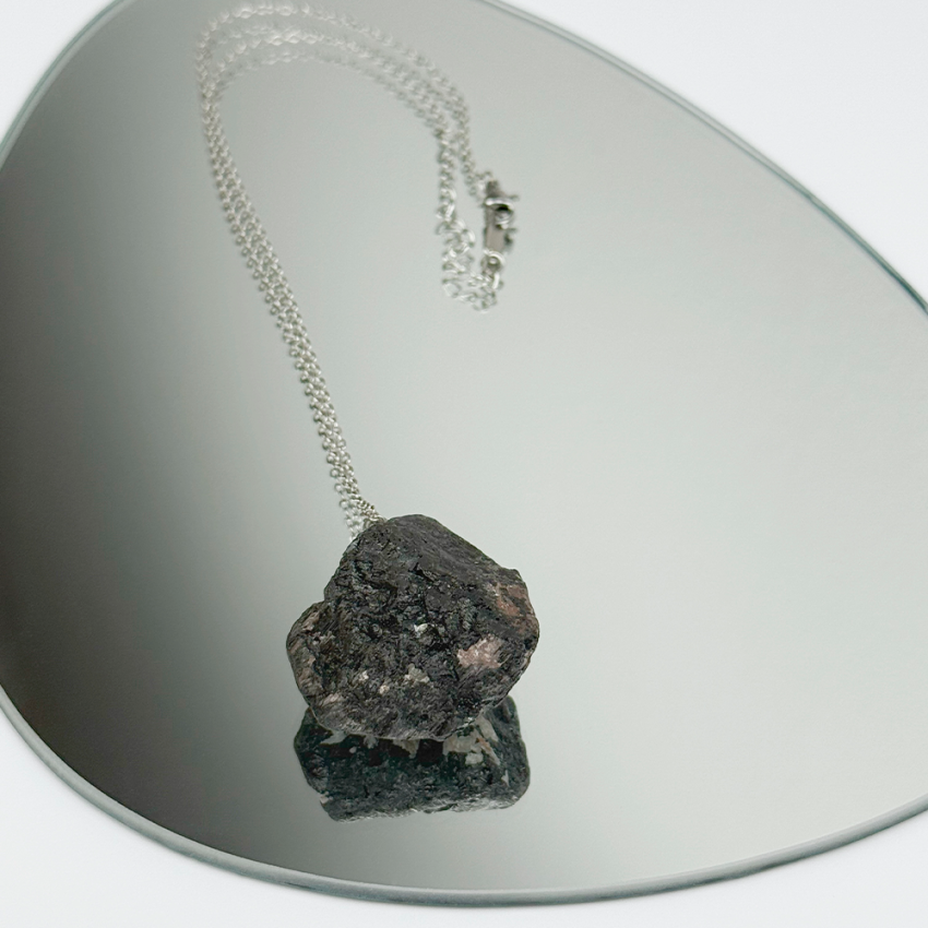 Surowy kamien Turmalin na łańcuszku _.png