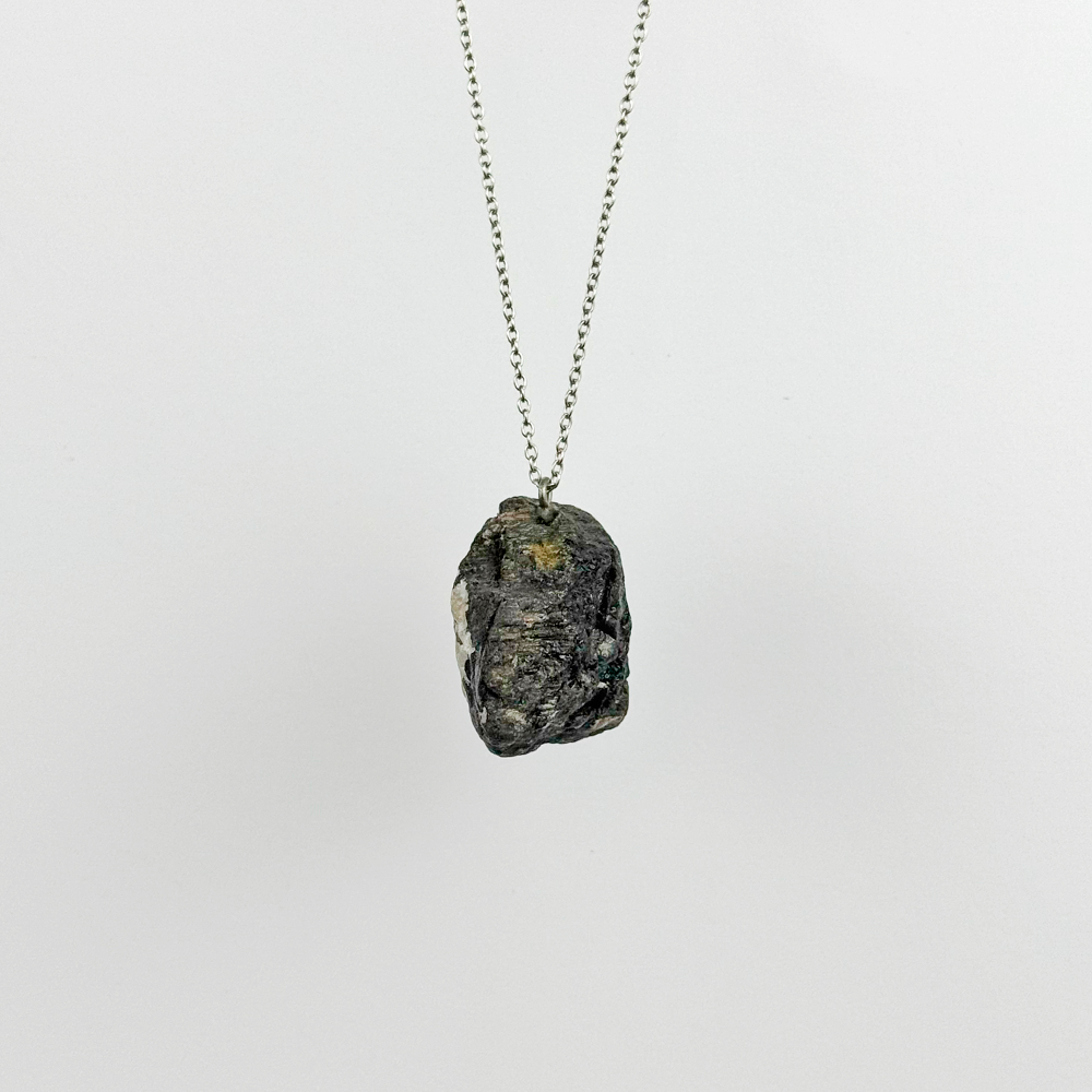 Surowy kamien Turmalin na łańcuszku.png