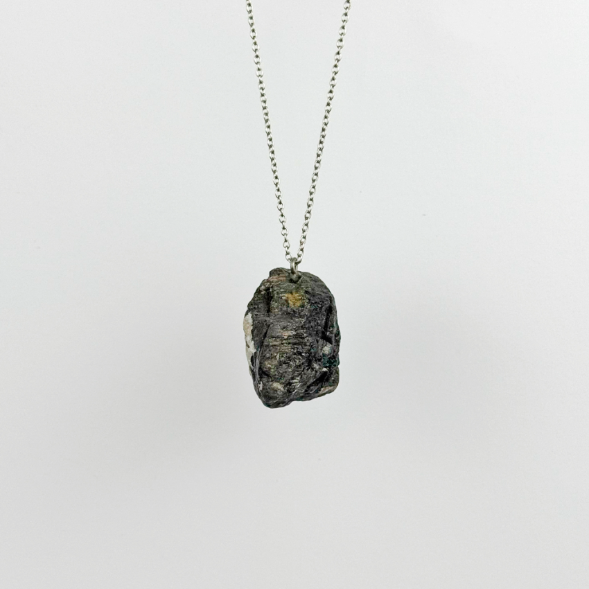 Surowy kamien Turmalin na łańcuszku.png