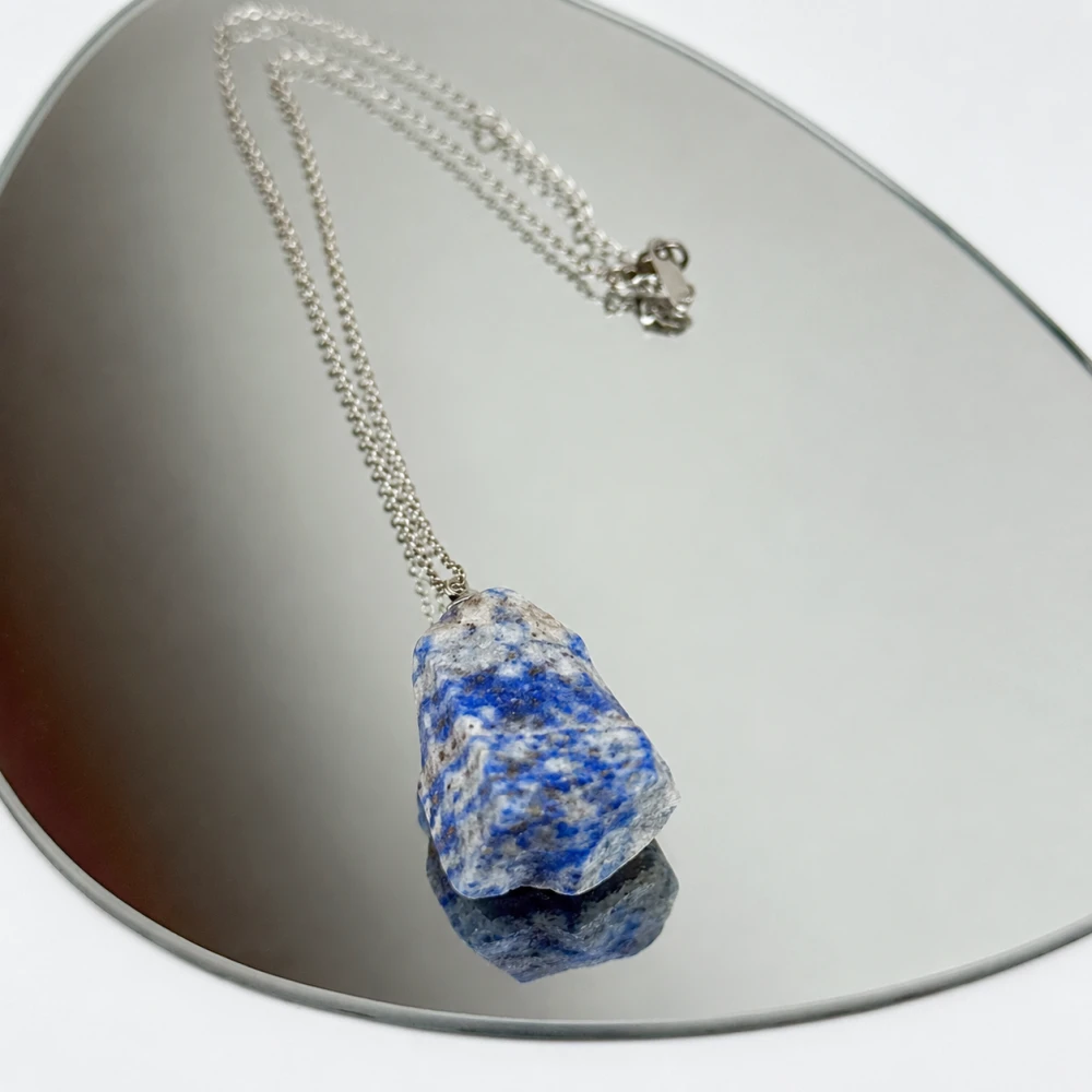 Surowy kamien Lapis Lazuli na łańcuszku