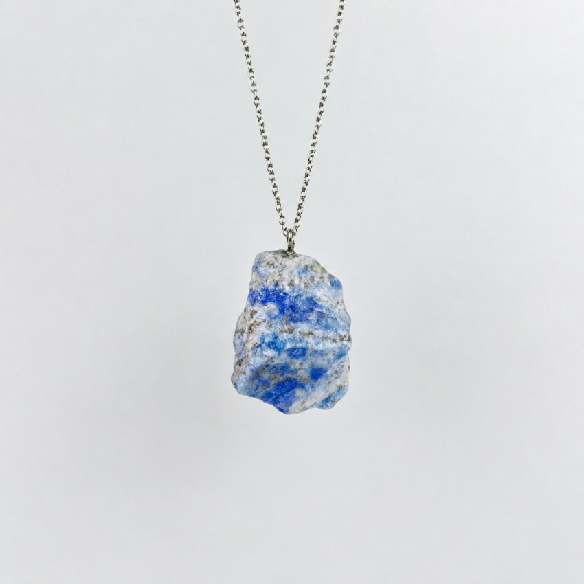 Surowy kamien Lapis Lazuli na łańcuszku