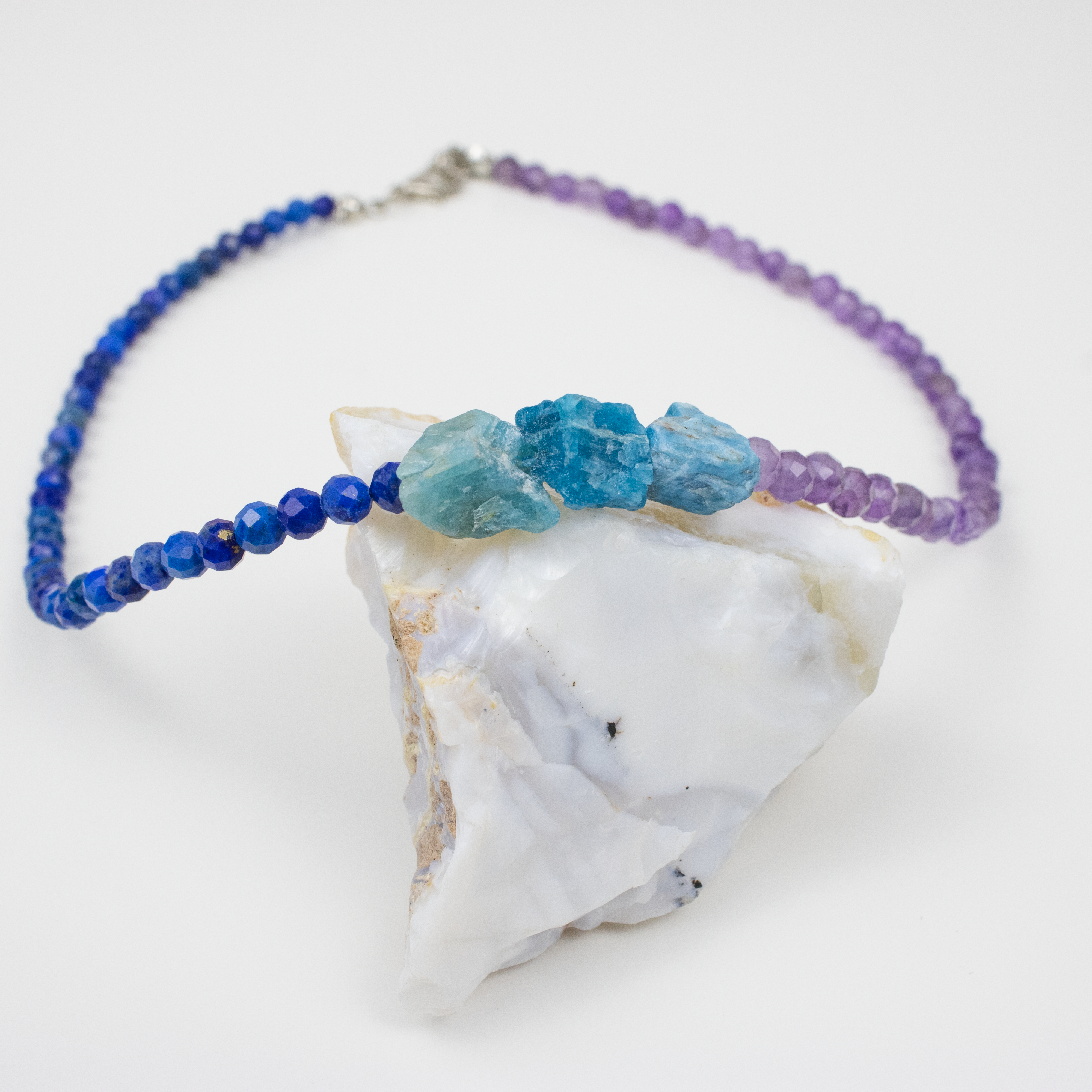 Naszyjnik Apatyt Lapis Lazuli Ametyst na łańcuszku.png